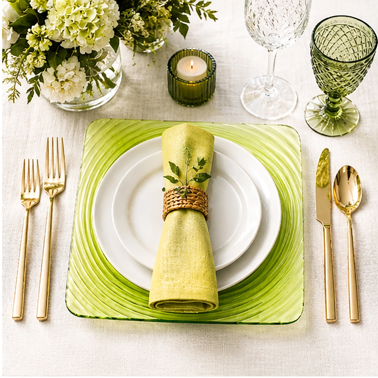 the green square swirl charger plate in a wedding reception tablescape